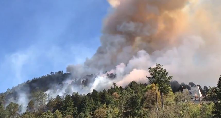 Uno de los incendios forestales en Totonicapán. (Foto: Captura de pantalla de video de Andrea Ixchíu). 

