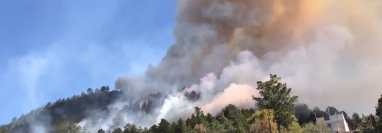 Uno de los incendios forestales en Totonicapán. (Foto: Captura de pantalla de video de Andrea Ixchíu). 

