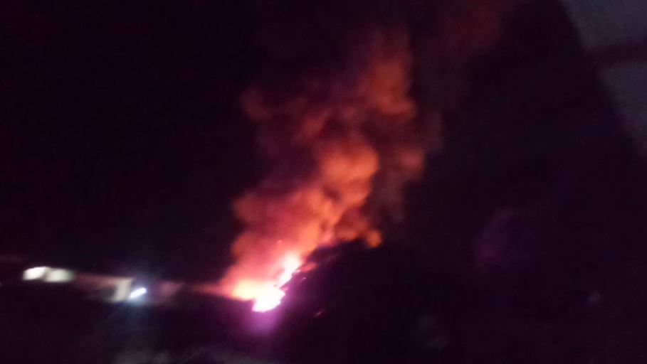 Un incendio afecta una de las áreas del mercado de Chiquimulilla. (Foto  Prensa Libre: captura de pantalla)