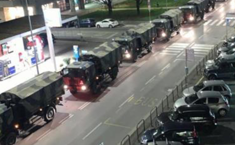 Una impresionante columna de vehículos militares ha cruzado el corazón de Bérgamo con ataúdes. (Foto Prensa Libre: EFE)