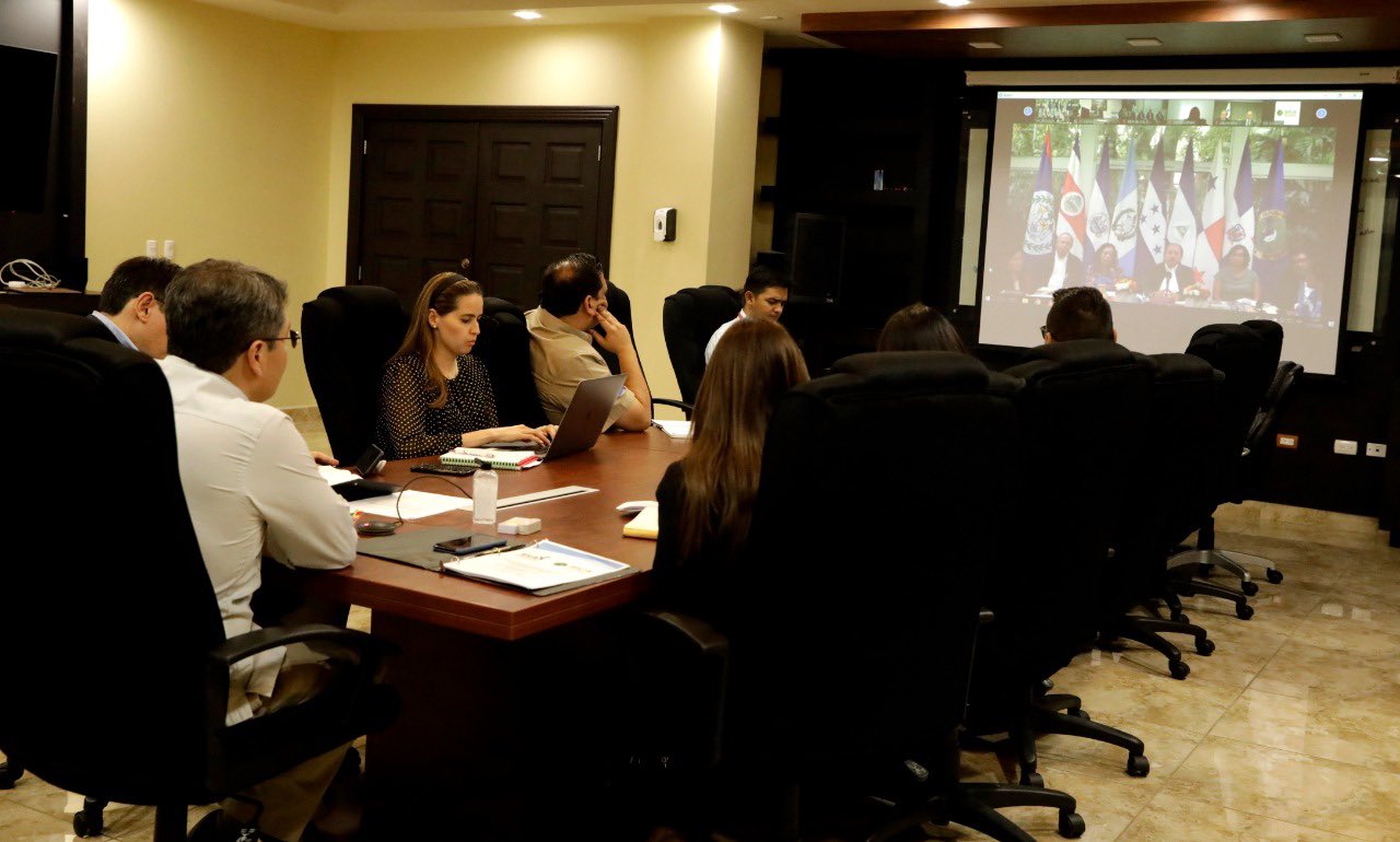 Los presidentes de Centroamérica y República Dominicana se reunieron a través de una videoconferencia para coordinar las acciones a realizar ante la emergencia del coronavirus. (Foto Prensa Libre: @JuanOrlandoH / Twitter)