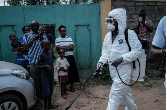 Salubristas visitan un pueblo en Kenya, África. (Foto: AFP)