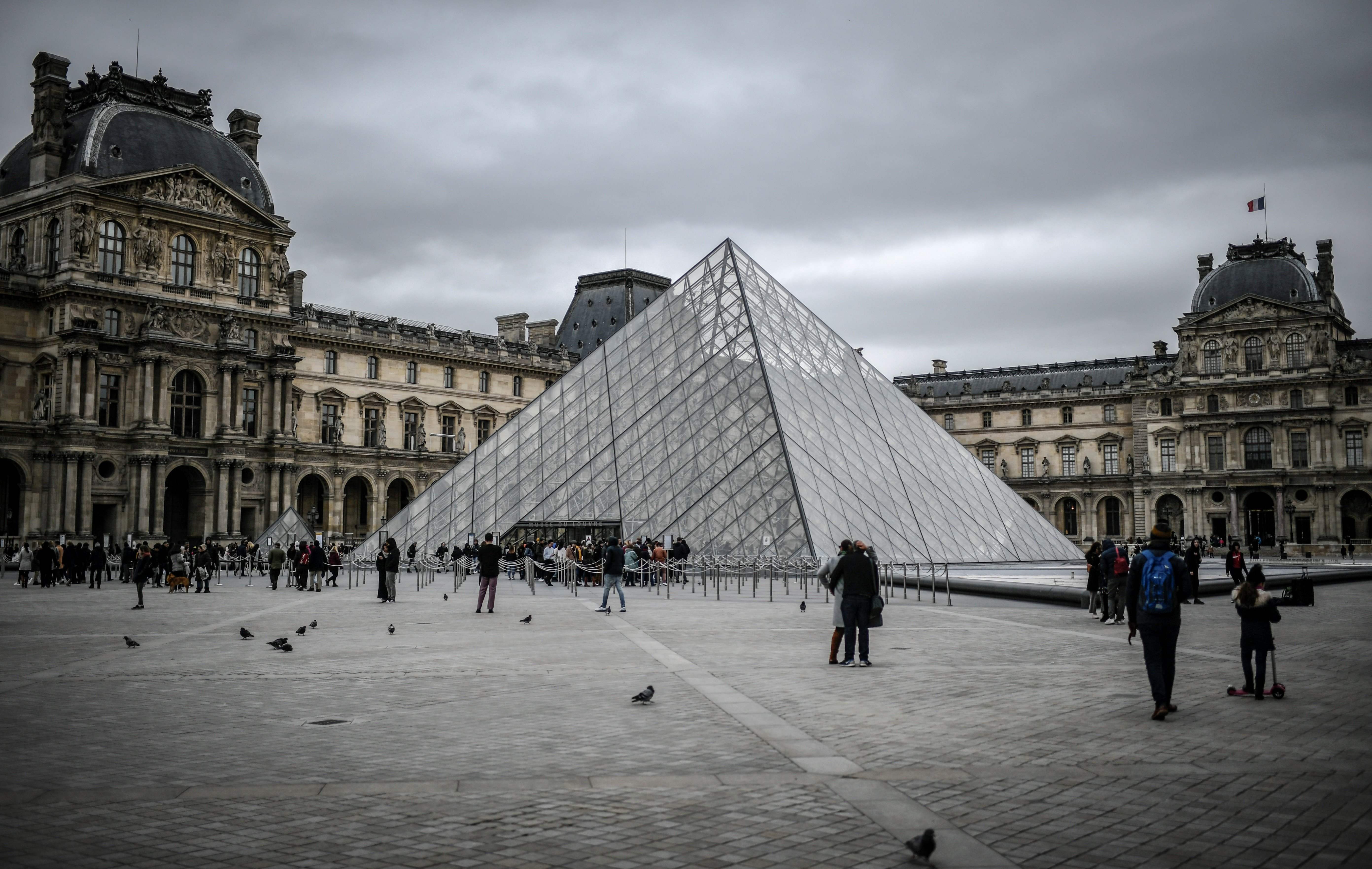 Autoridades del museo, el más visitado del mundo, decidieron cerrar hasta nuevo aviso. (Foto Prensa Libre: AFP)