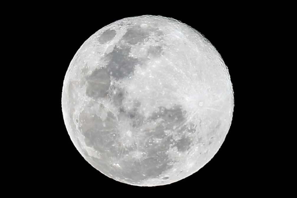 La "superluna de gusano" está en su punto más cercano a la Tierra este lunes y martes. (Foto Prensa Libre: Kenneth Cruz)