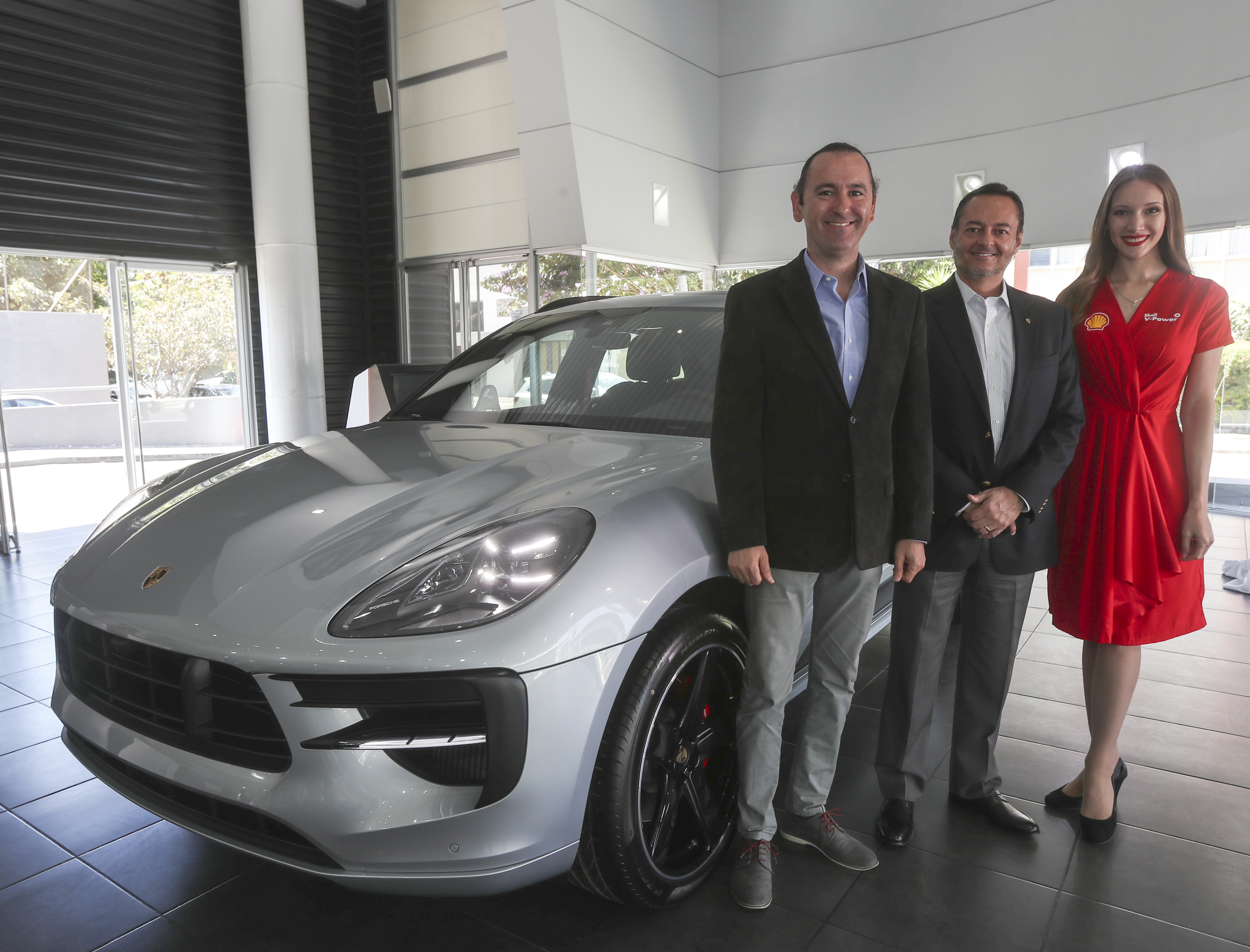 Diego Cuestas y Miguel Castañeda representantes de Grupo Los Tres presentaron el nuevo Porsche Macan GTS. (Foto Prensa Libre: Norvin Mendoza)