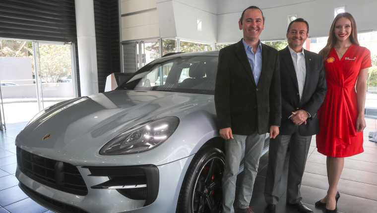 Diego Cuestas y Miguel Castañeda representantes de Grupo Los Tres presentaron el nuevo Porsche Macan GTS. Foto Prensa Libre: Norvin Mendoza