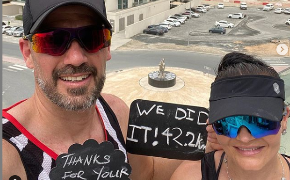 Pareja de atletas corre un maratón en su terraza de Dubái para dar ejemplo