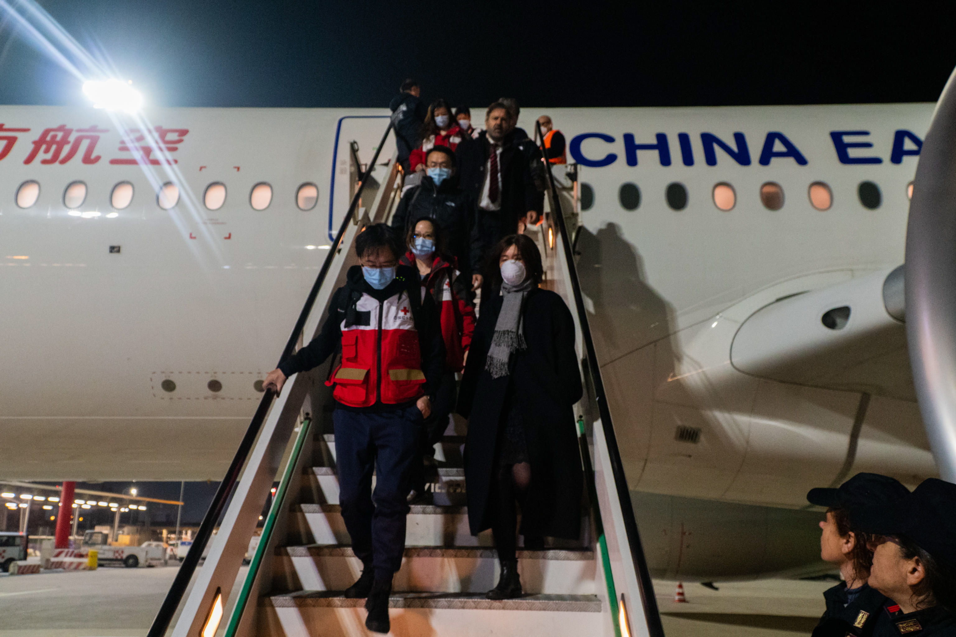 El equipo chino trabajará junto con médicos italianos para enfrentar la actual crisis de coronavirus en el país. (Foto Prensa Libre: EFE)