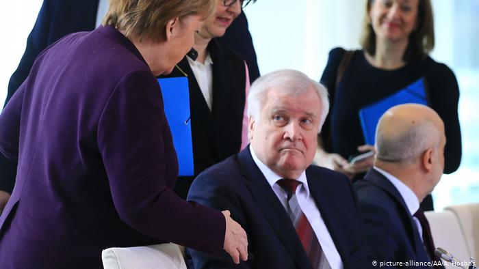 Horst Seehofer, ministro alemán de Interior, se rehusó a estrechar la mano a Merkel. (picture-alliance/AA/A. Hosbas	)