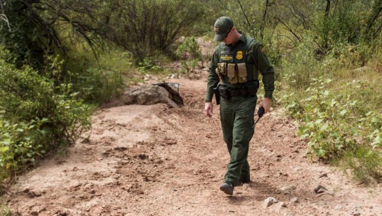 Un agente de la Patrulla Fronteriza vigila un área semidesértica en la frontera entre México y Estados Unidos (Foto Prensa Libre: Hemeroteca PL)