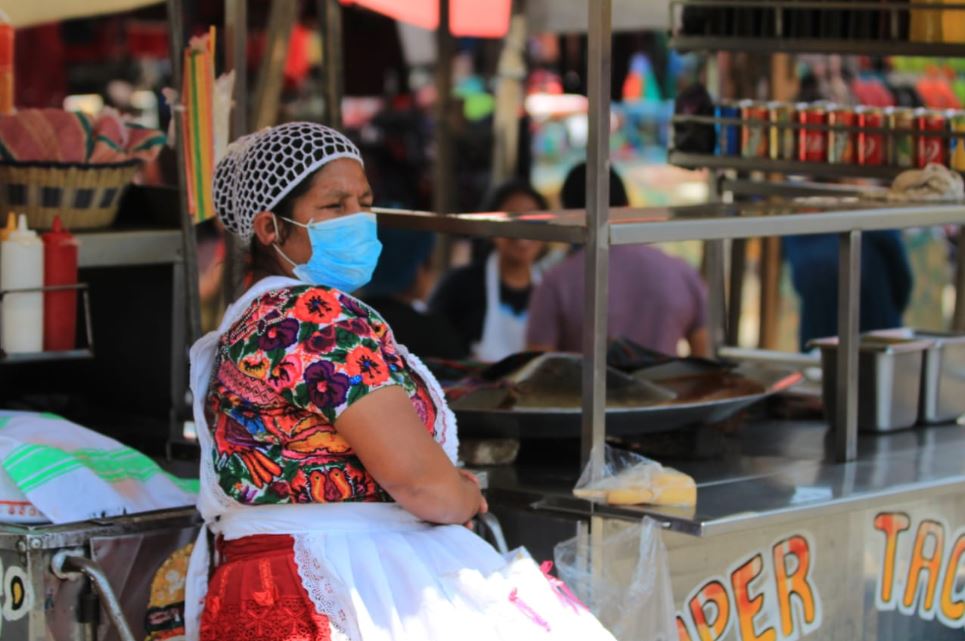 En Momostenango, las personas continúan reuniéndose en el parque central antes de las 16 horas, las ventas de comida siguen instaladas y la gente sigue consumiéndolas. (Foto Prensa Libre:)