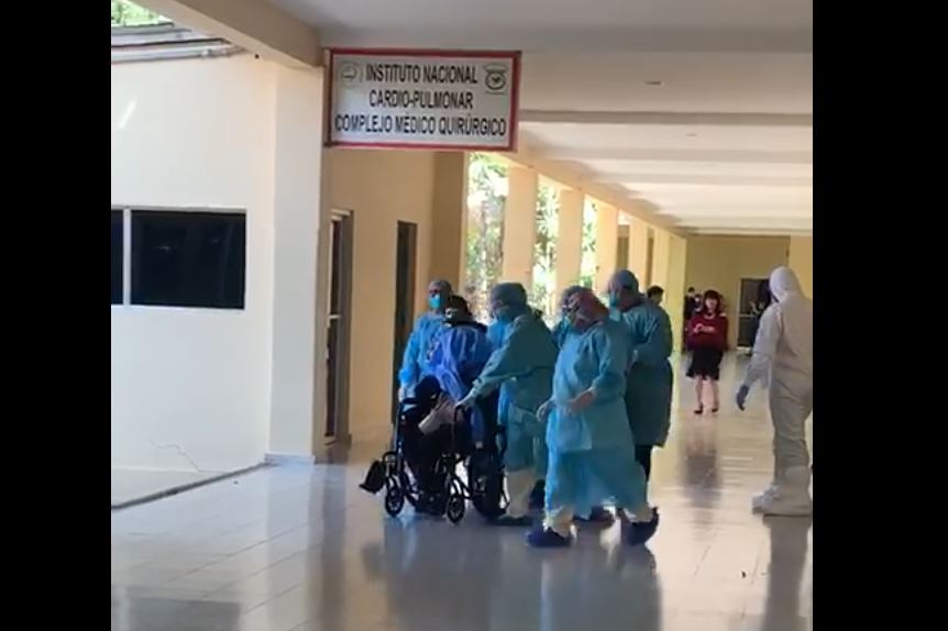 En silla de ruedas y rodeado de varios médicos se observa una persona en el video. 