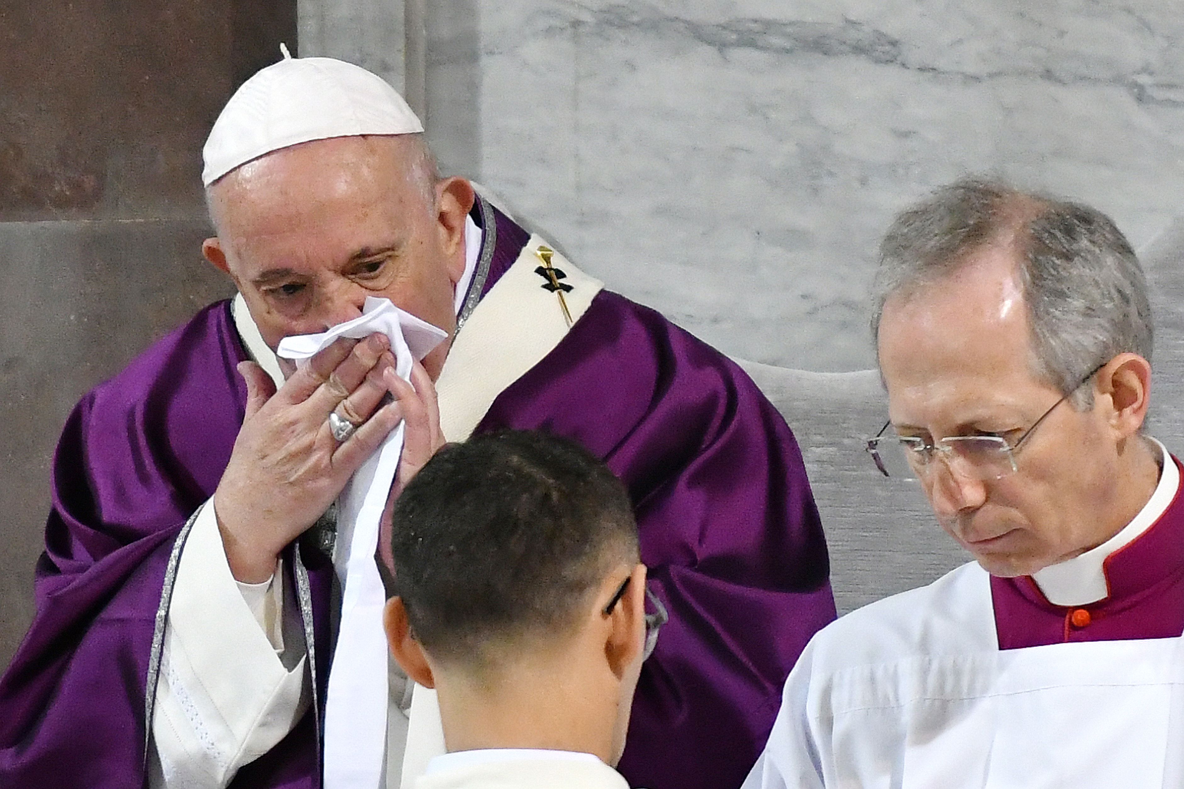El papa Francisco quien desde la semana pasado ha cancelado algunas actividades, este domingo, anunció que no participará en un retiro de Cuaresma. (Foto Prensa Libre: AFP)