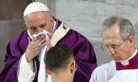 El papa Francisco quien desde la semana pasado ha cancelado algunas actividades, este domingo, anunció que no participará en un retiro de Cuaresma. (Foto Prensa Libre: AFP)