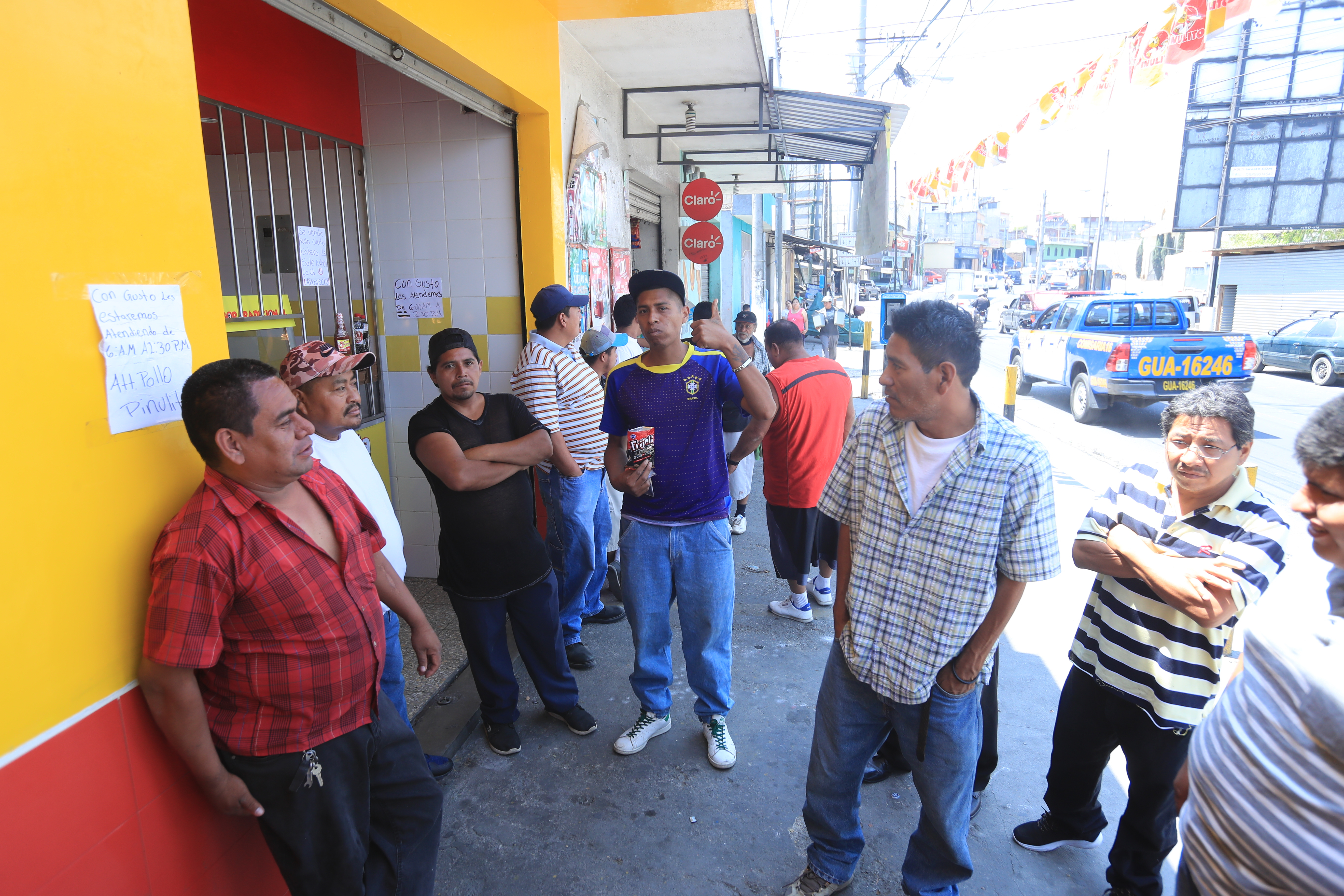 Los pilotos de los buses 22 y 23 esperan recibir ayuda del gobierno.(Foto Prensa Libre: Juan Diego González)