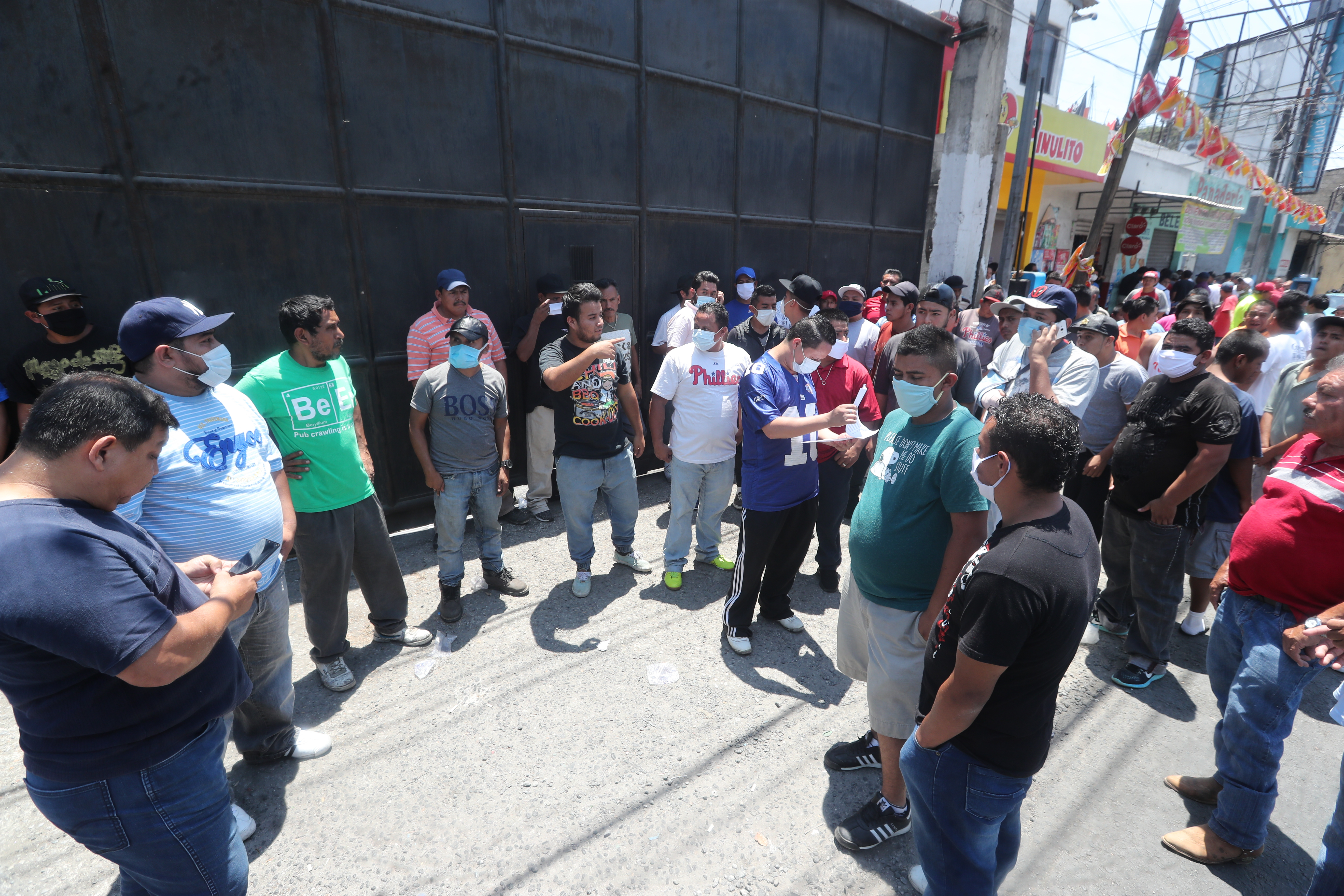 Pilotos de las rutas 22 y 23 que cubren la ruta a la colonia el Milagro piden ayuda económica al asegurar que carecen de dinero para la compra de alimentos.(Foto Prensa Libre: Erick Ávila.)