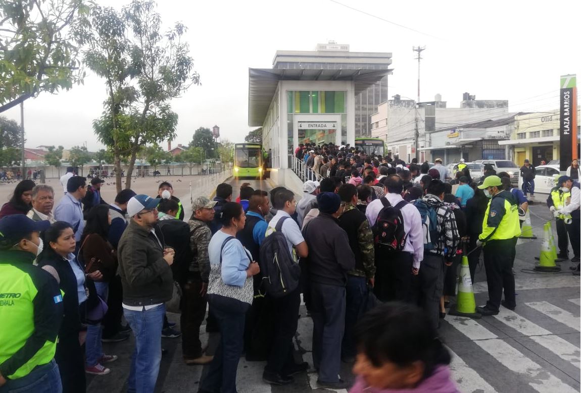 Cientos de guatemaltecos esperan ser trasladados. (Foto Prensa Libre: Esbin García)