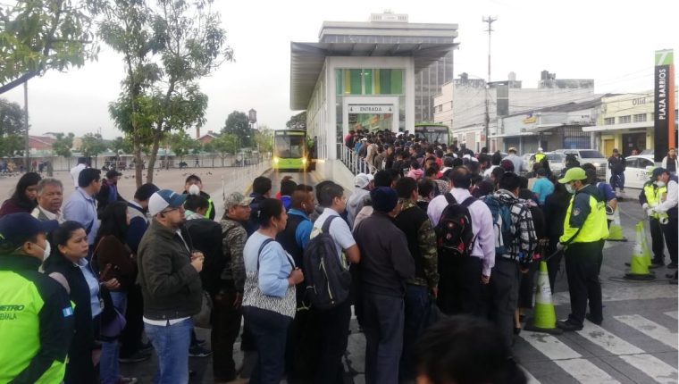 Cientos de guatemaltecos esperan ser trasladados. (Foto Prensa Libre: Esbin GarcÃ­a)