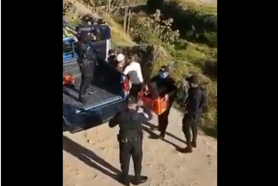 Siete agentes de la Policía Nacional Civil detienen a un campesino y su hija de tres años en Sololá. (Foto Prensa Libre: Cortesía)