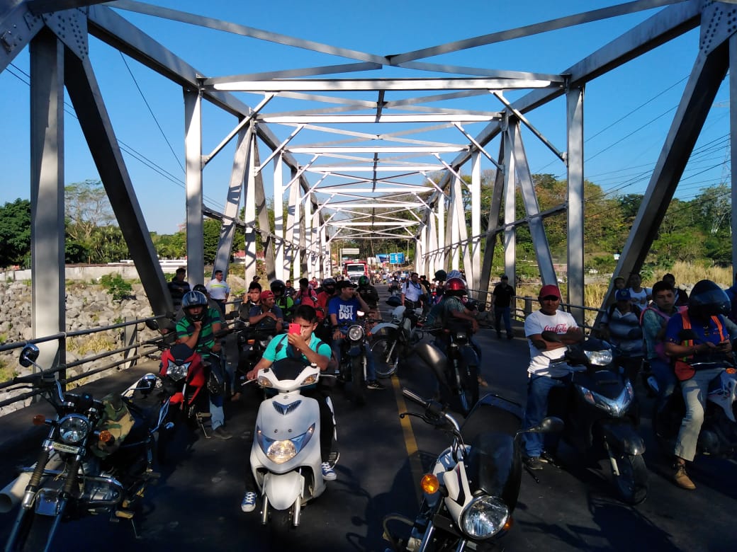 Vecinos de Santa Cruz Muluá, Retalhuleu, piden maestros. (Foto Prensa Libre: Rolando Miranda)