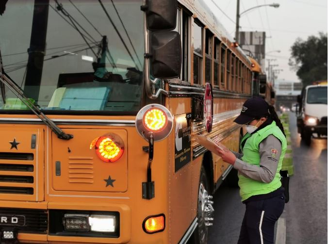 Agentes de tránsito revisan que los autobuses circulen con los permisos necesarios. (Foto Prensa Libre: cortesía)