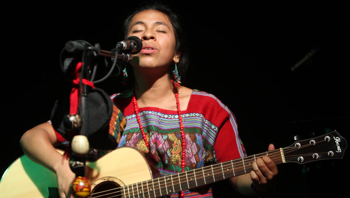 La artista maya kaqchikel Sara Curruchich, promociona el álbum "Somos". (Foto Prensa Libre: Keneth Cruz)