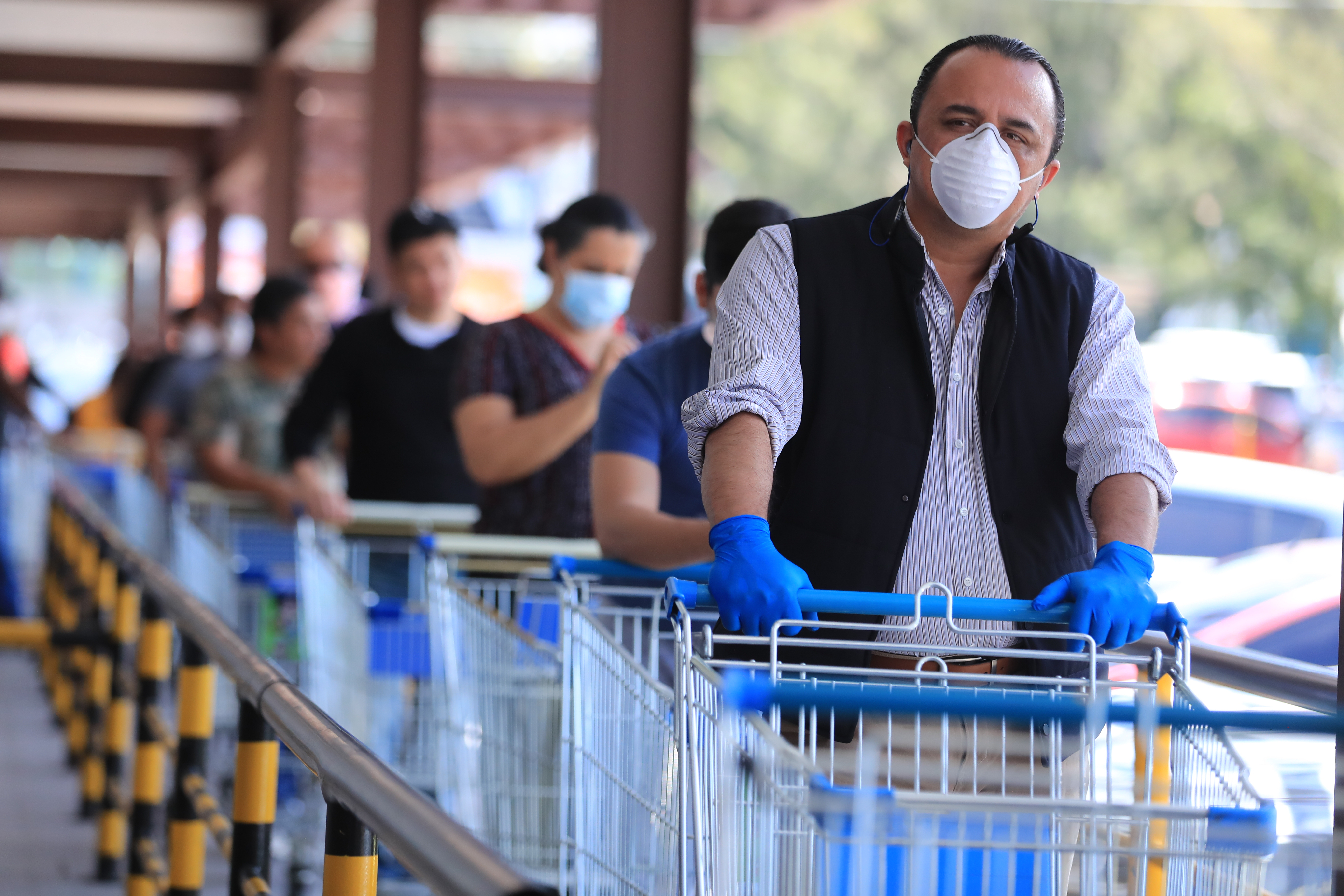 Clientes esperan su turno para ingresar a uno de los supermercados, en los cuales se toman las medidas de prevención para evitar el coronavirus.(Foto Prensa Libre: Juan Diego González)