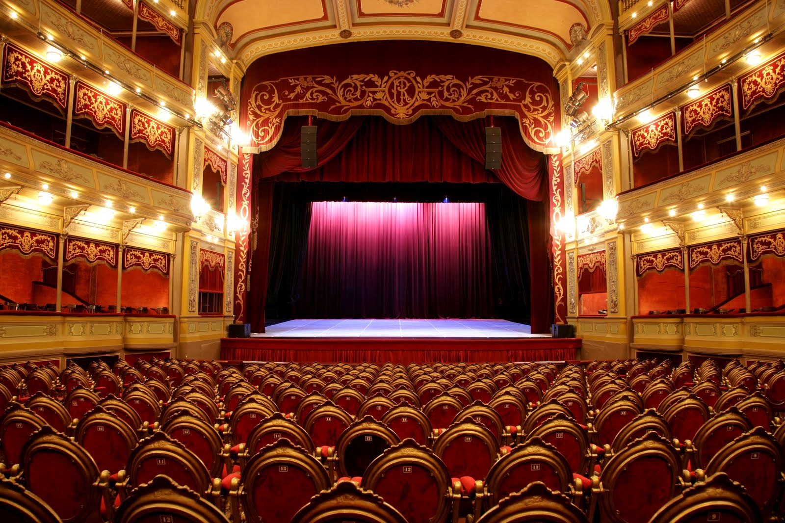 Aunque los recintos permanecen vacíos, el teatro como forma de arte sigue vivo y se celebra este viernes 27 de marzo. (Foto Prensa Libre: Servicios)