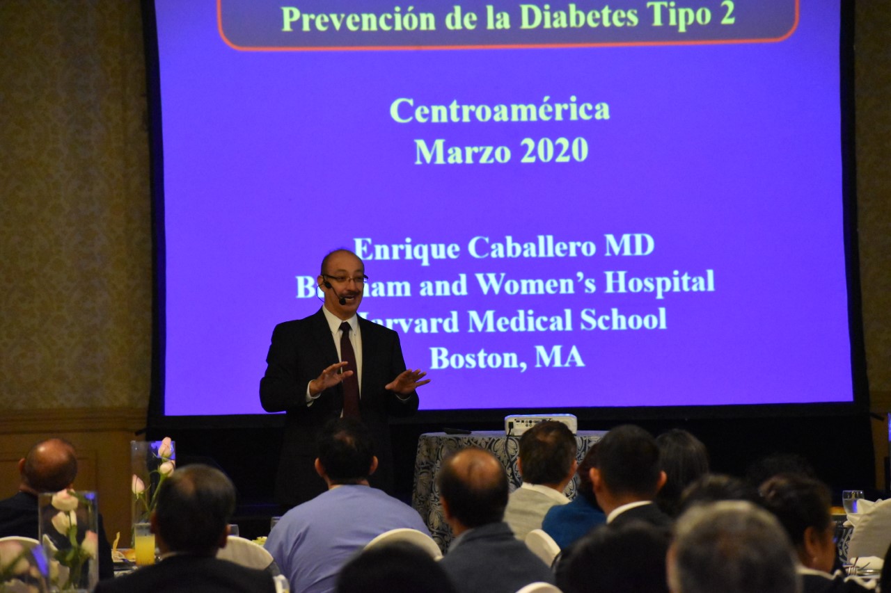 Enrique Caballero durante una conferencia en Guatemala sobre el tratamiento de diabetes.  (Foto Prensa Libre: Unipharm).