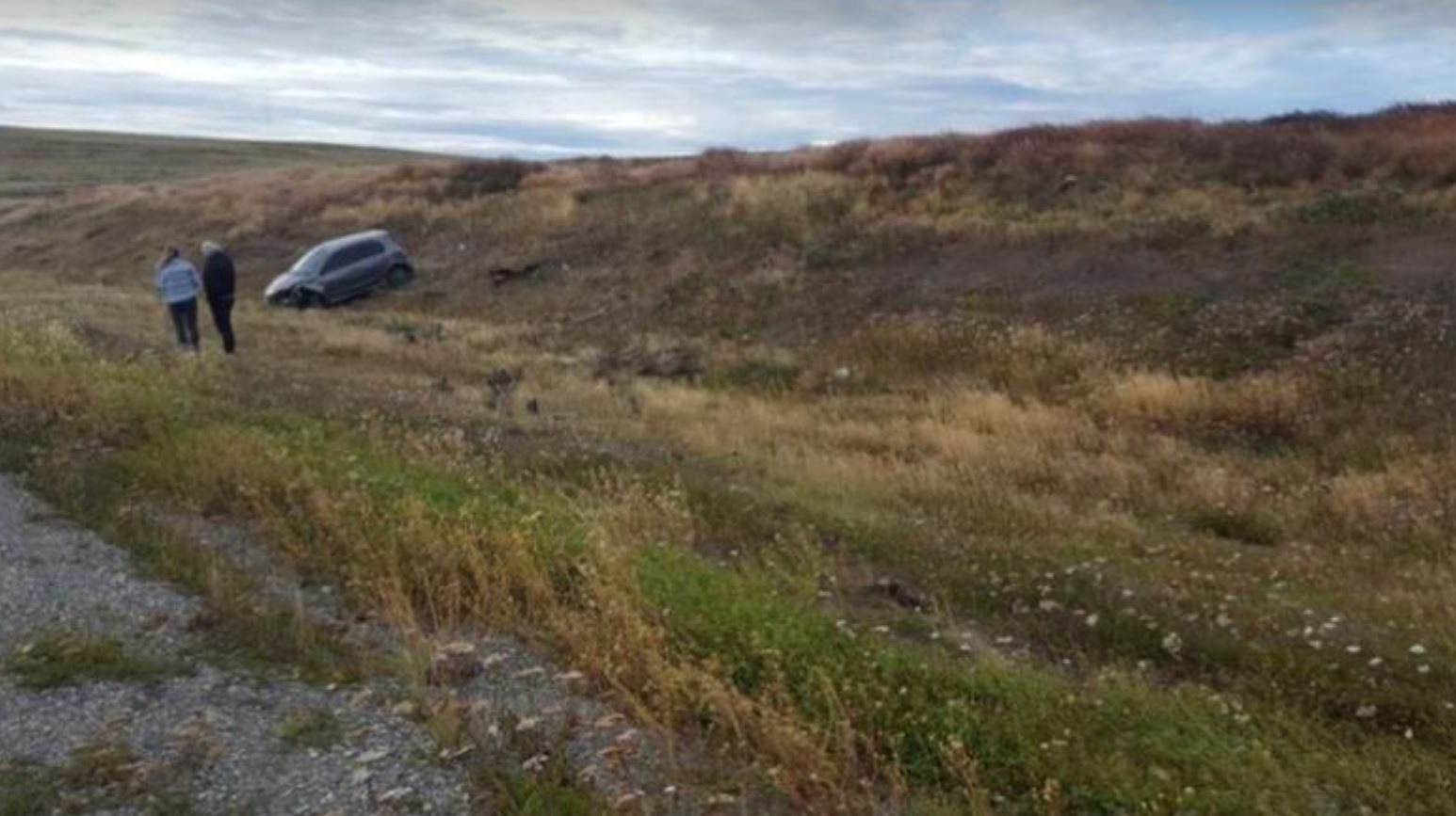 El vehículo fue abandonado en la autopista kilómetros después que el agresor haya dejado libre a las dos jóvenes. (Foto Prensa Libre: El Doce)