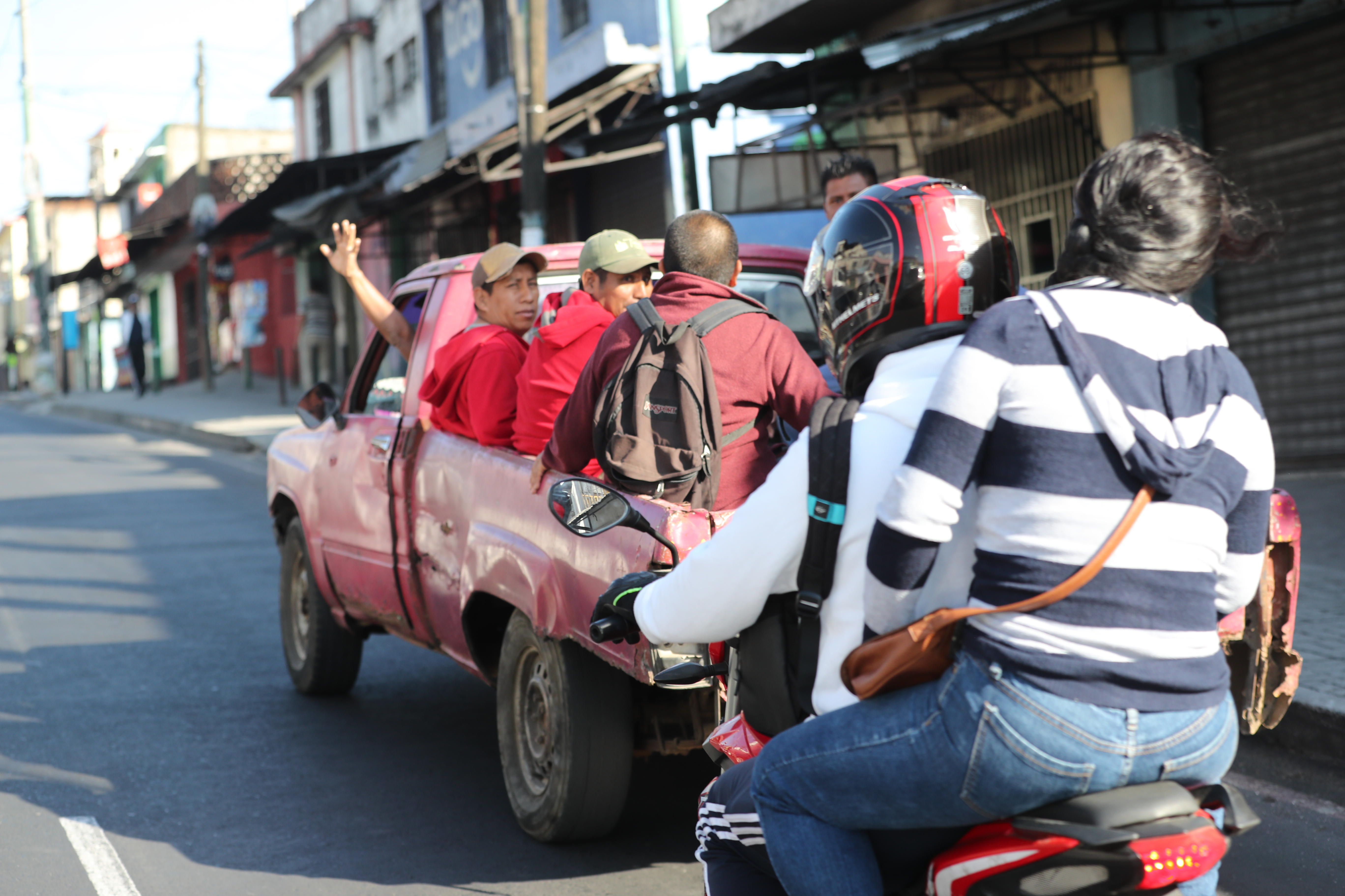 En sectores de Mixco se pudo observar a vehículos trasladando personas a un costo de entre Q5 y Q10. (Foto Prensa Libre: Erick Ávila)