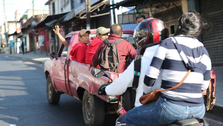 En sectores de Mixco se pudo observar a vehículos trasladando personas a un costo de entre Q5 y Q10. (Foto Prensa Libre: Erick Ávila)