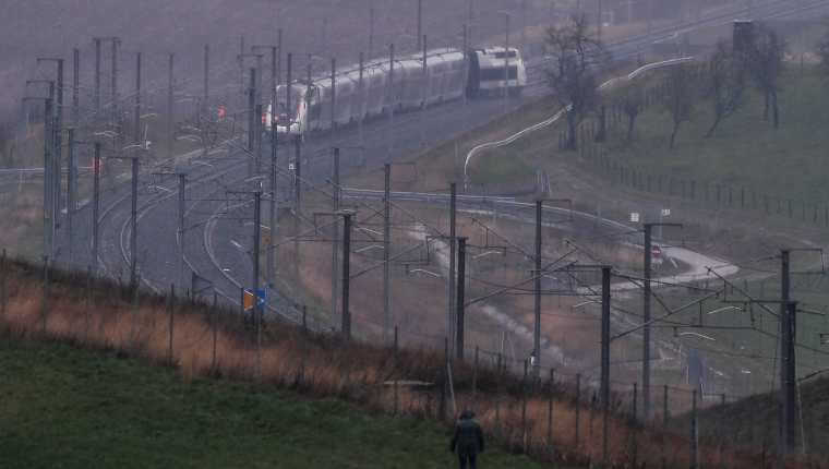 Tren que viajaba a 270 km/h se descarrila en Francia. (Foto Prensa Libre: AFP) 