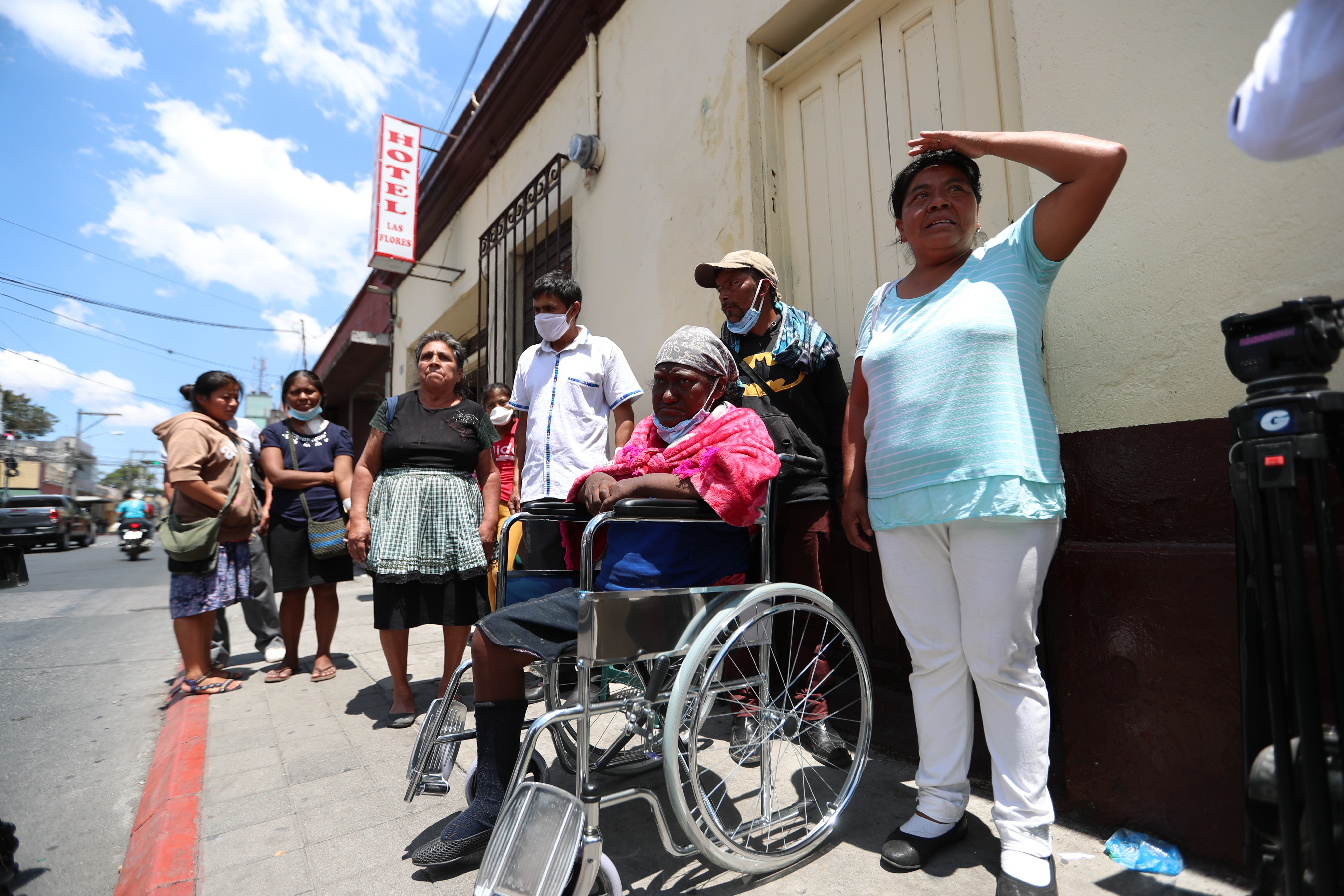 Los pacientes renales no pueden dejar de recibir hemodiálisis y por eso salen de sus casas pese a las recomendaciones del Gobierno. (Foto Prensa Libre: Miriam Figueroa)