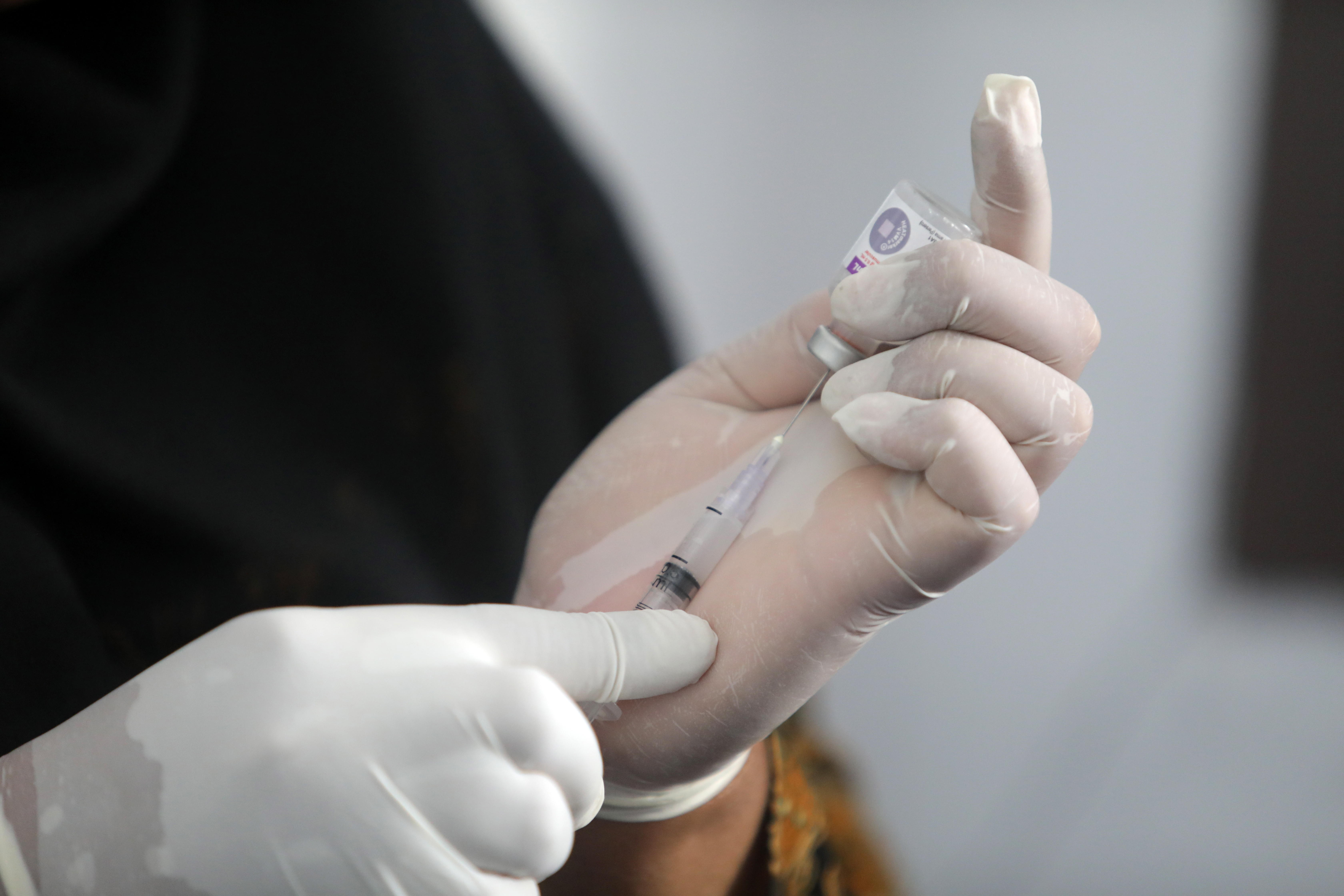 EE. UU. inicia pruebas en seres humanos para una vacuna frente al COVID-19. (Foto Prensa Libre: EFE)