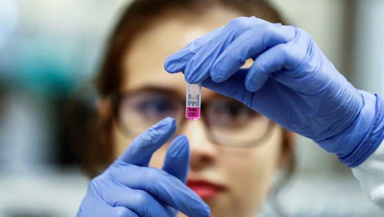 La industria farmacéutica estima que una vacuna contra el coronavirus, no podrá ser desarrollada y comercializada antes de doce a dieciocho meses. (Foto Prensa Libre: EFE)