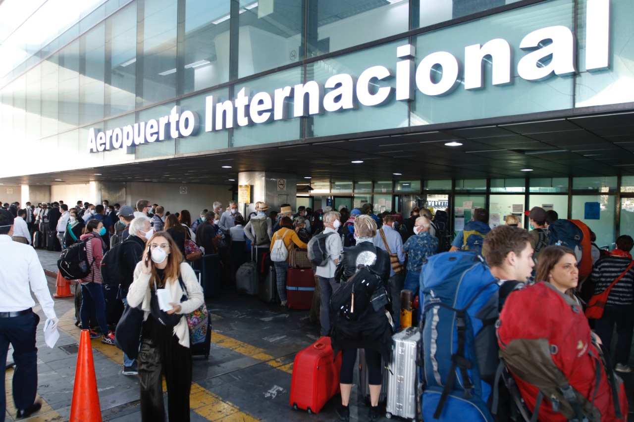 Más de 200 europeos viajaron en un vuelo charter hacia Alemania y otros países. (Foto Prensa Libre: Fernando Cabrera)
