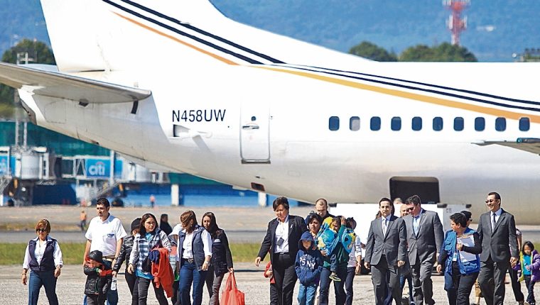 Los vuelos de deportados son los únicos que siguen arribando a suelo guatemalteco. (Foto Prensa Libre: Hemeroteca PL)