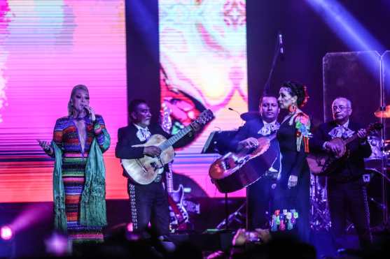 Durante la velada, las artistas mexicanas contaron con el apoyo de un grupo de mariachis e interpretaron un segmento especial. (Foto Prensa Libre: Keneth Cruz)