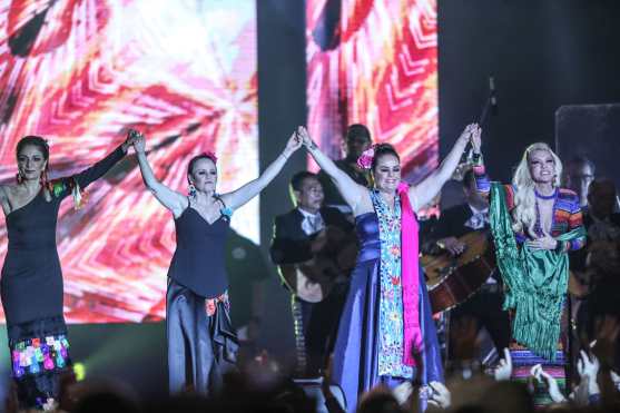 Yuri y Pandora también interpretaron un popurrí en el que incluyeron éxitos de Juan Gabriel. (Foto Prensa Libre: Keneth Cruz)