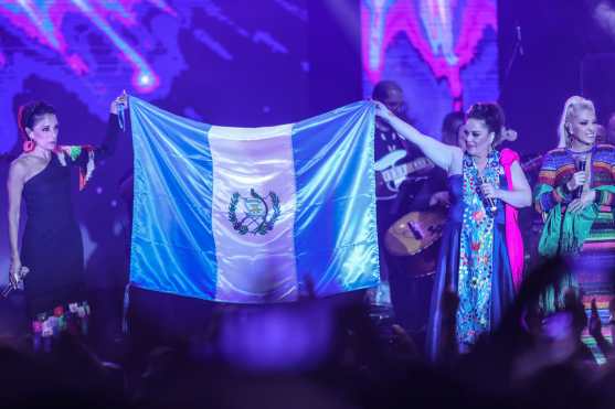 Las integrantes del grupo Pandora y Yuri, se despidieron del escenario y agradecieron el apoyo que les han brindado en Guatemala durante toda su carrera. (Foto Prensa Libre: Keneth Cruz)