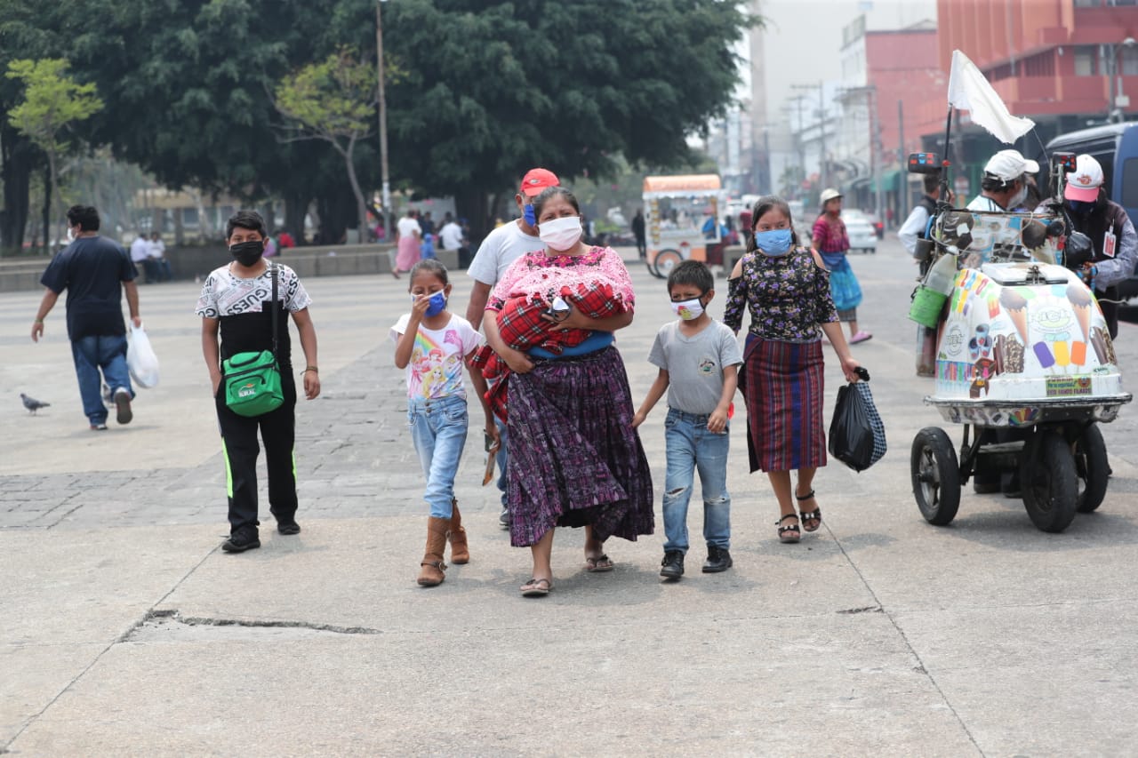 Una familia camina en la Plaza de la Constitución este domingo 26 de abril de 2020. (Foto Prensa Libre: Érick Ávila).