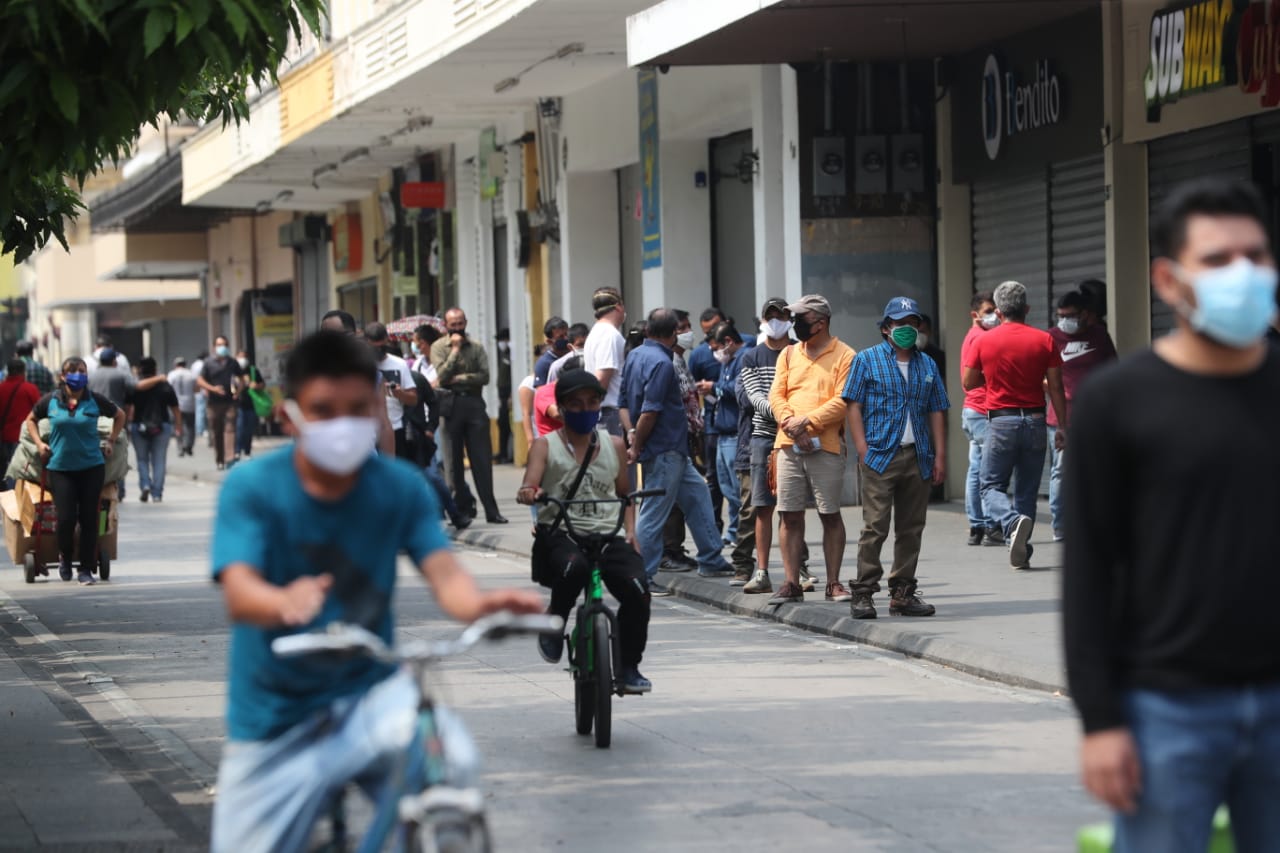 Guatemaltecos usan mascarilla en el Paseo de la Sexta, este 14 de abril de 2020. (Foto Prensa Libre: Érick Ávila).