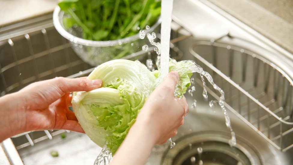 Con agua corriendo: esa es la mejor forma de lavar las frutas y verduras frescas incluso en tiempo de coronavirus. GETTY IMAGES