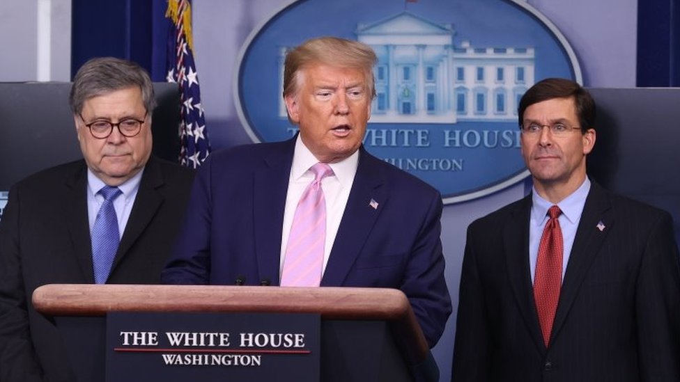 El presidente Trump hizo el anucio en compañía del Fiscal General, William Barr (izquierda) y el secretario de Defensa, Mark Esper. GETTY IMAGES