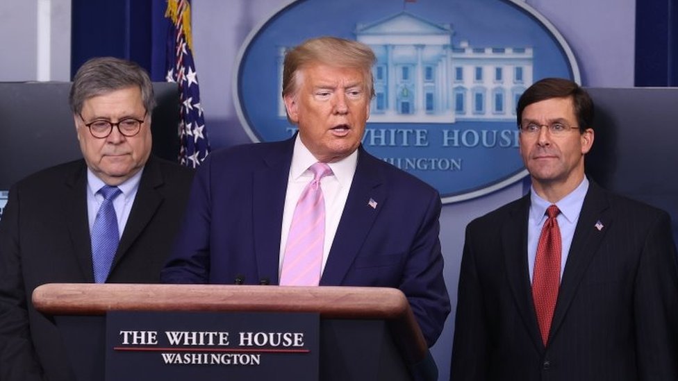 El presidente Trump hizo el anuncio en compañía del Fiscal General, William Barr (izquierda) y el secretario de Defensa, Mark Esper. (Foto Prensa Libre: Getty Images)