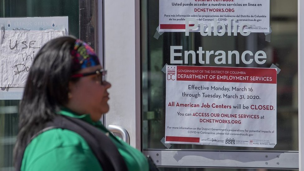 Un indicador del desempleo en Estados Unidos es el número de solicitudes de ayuda por pérdida del trabajo.