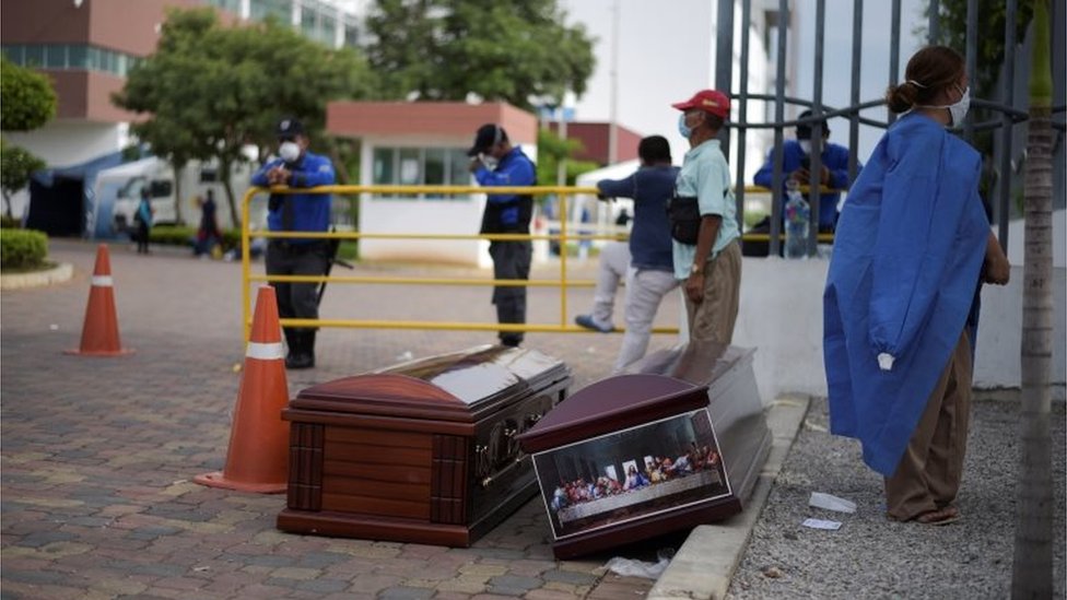 La ciudad de Guayaquil enfrenta una crisis por la acumulación de cuerpos sin vida que no han sido retirados de las calles y viviendas. REUTERS