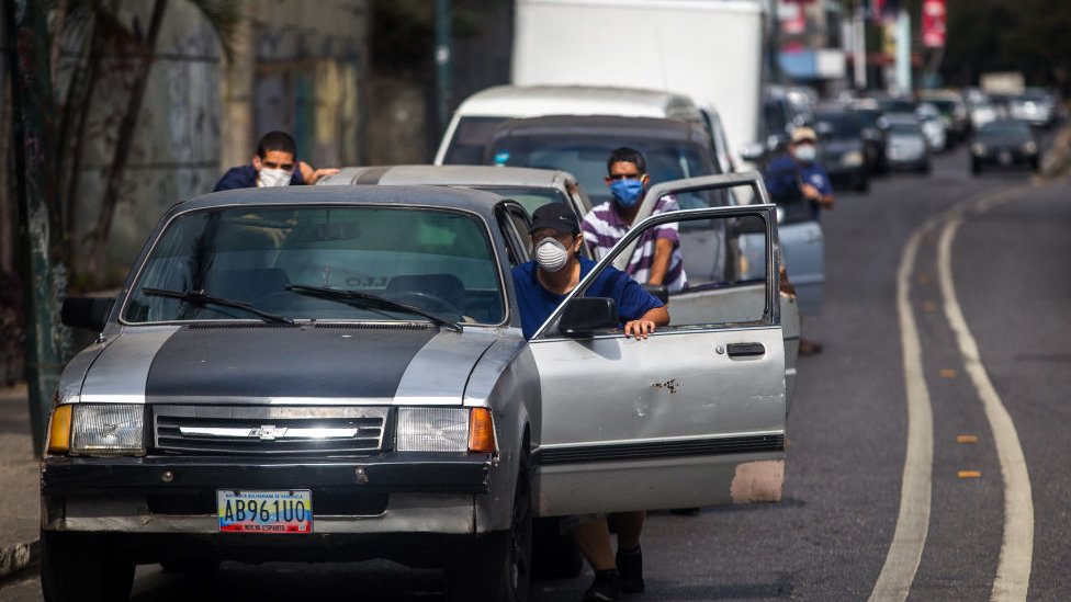 Debido a la baja de precios de la gasolina, las enormes filas junto a las gasolineras se volvieron habituales. (Foto Prensa Libre; Hemeroteca)