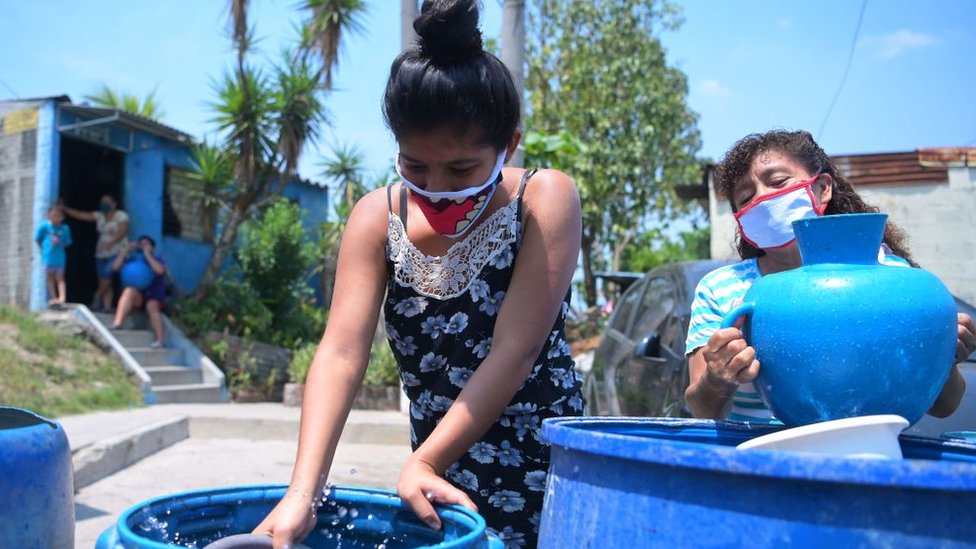 La Cruz Roja transportó agua a la colonia Los Almendros, en El Salvador, para hacer frente a la escasez en plena crisis sanitaria. (Foto Prensa Libre: Getty Images)